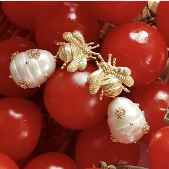 Bee Cultured Pearl Drop Earrings Vintage Bee Pearl Pendant Hypoallergenic - Picture 1 of 9